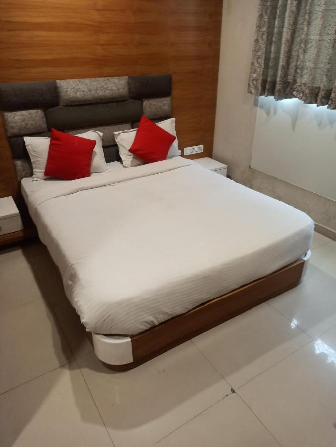 Hotel Madhav Villa 아흐메다바드 외부 사진