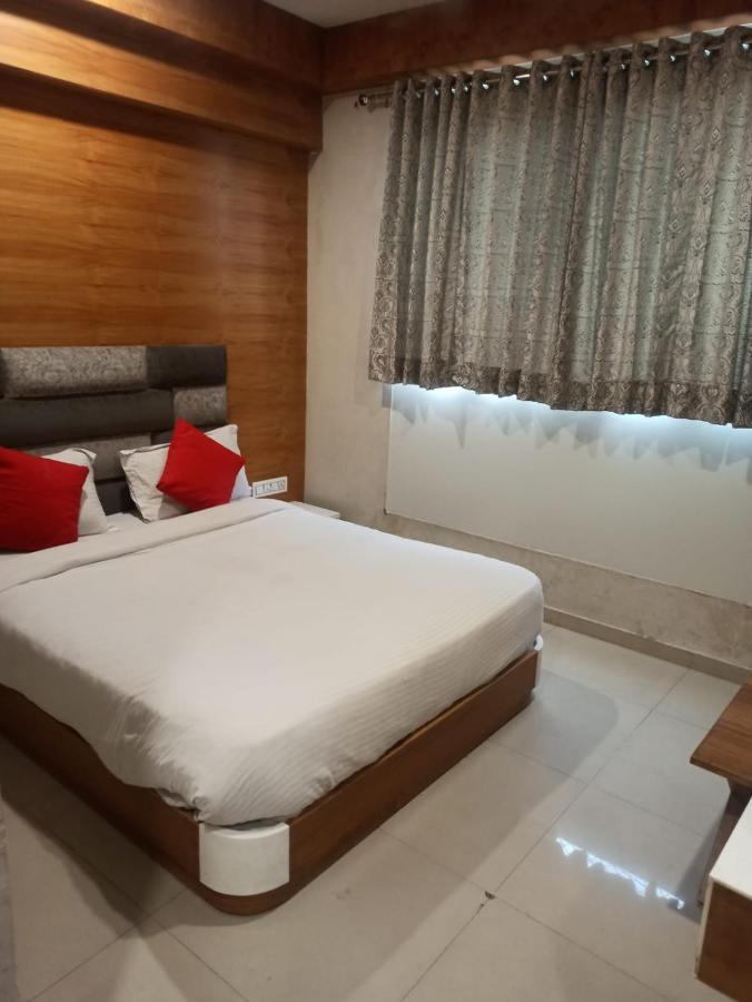 Hotel Madhav Villa 아흐메다바드 외부 사진