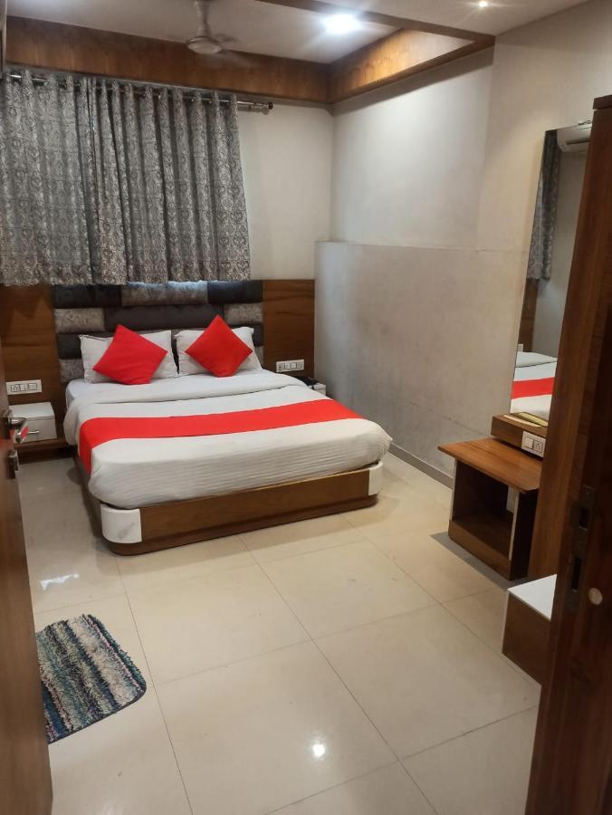 Hotel Madhav Villa 아흐메다바드 외부 사진