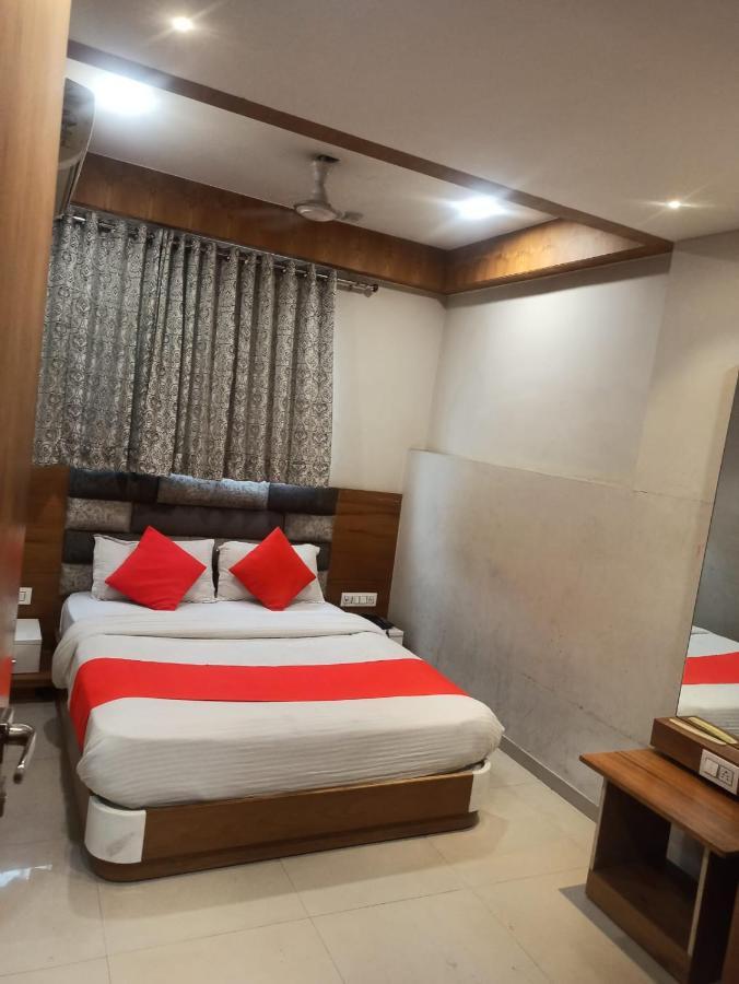 Hotel Madhav Villa 아흐메다바드 외부 사진
