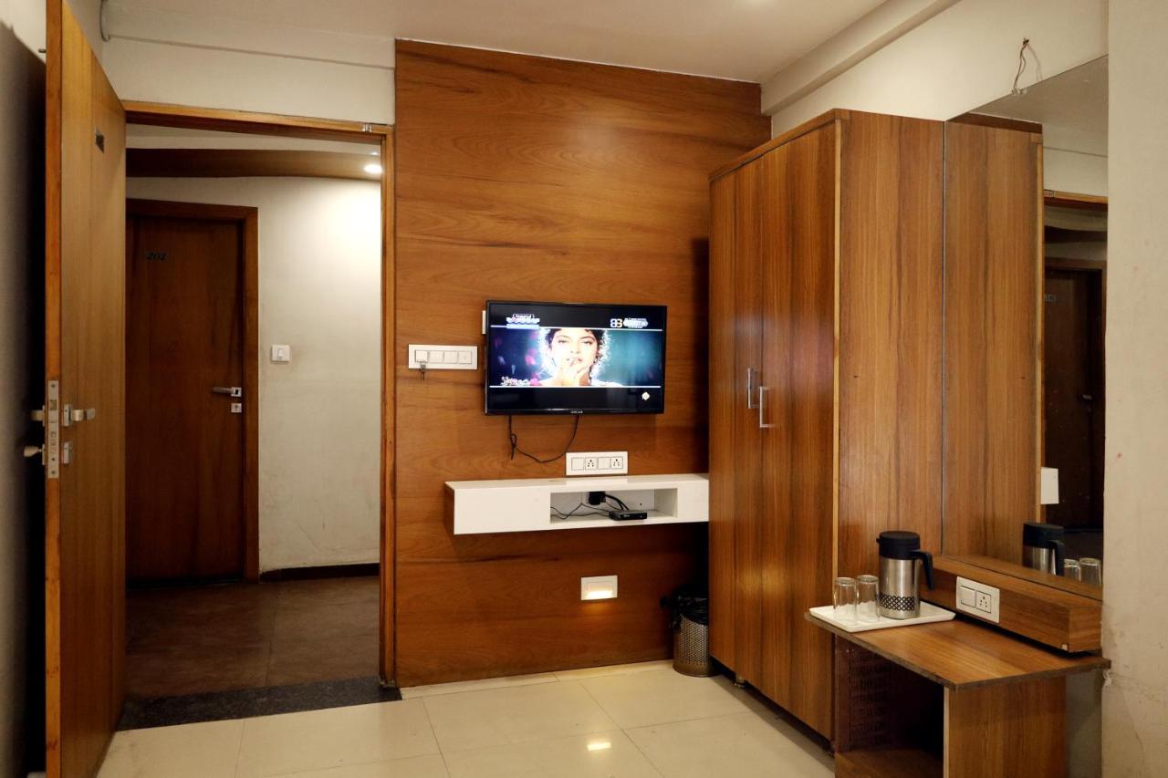 Hotel Madhav Villa 아흐메다바드 외부 사진