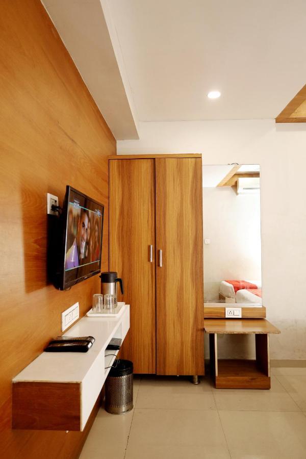 Hotel Madhav Villa 아흐메다바드 외부 사진